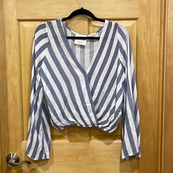 Sadie & Sage striped blue white top crossover v-neck bell sleeves size S - Picture 4 of 12